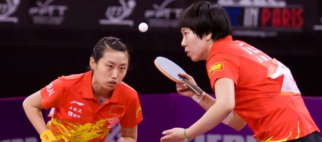 Le double chinois Li Xiaoxia/Guo Yue en finale du mondial Paris 2013 Le double chinois Li Xiaoxia/Guo Yue en finale du mondial Paris 2013