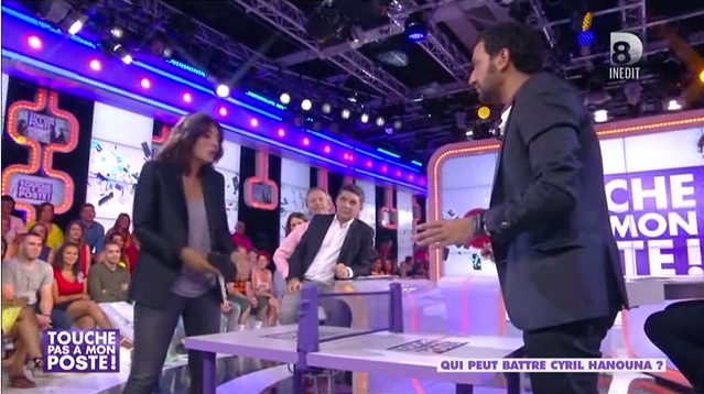 Cyril Hanouna et Estelle Denis sur un mini table dans TPMP Cyril Hanouna et Estelle Denis sur un mini table dans TPMP