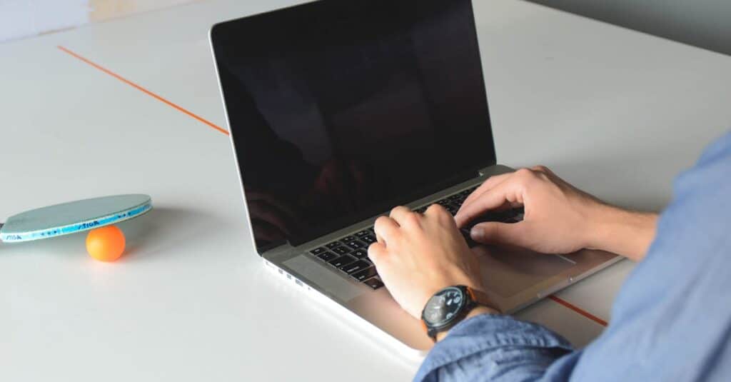 découvrez tout sur le tennis de table : règles, techniques, équipements et conseils pour améliorer votre jeu.