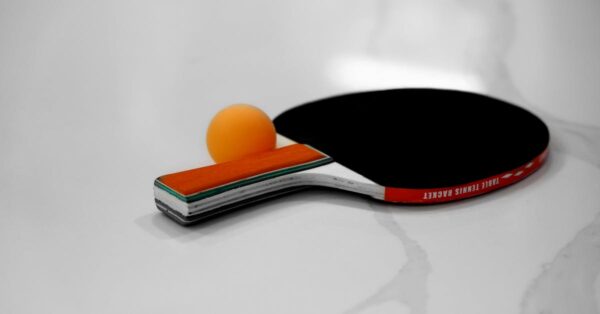 découvrez tout sur le tennis de table : règles, techniques, conseils d'entraînement et équipements pour tous les niveaux.