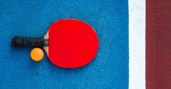 découvrez tout sur le tennis de table : règles, techniques, équipements et conseils pour améliorer votre jeu.