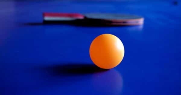 découvrez l'univers du tennis de table : règles, techniques, équipements et conseils pour débutants et passionnés.