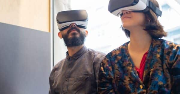 découvrez la réalité virtuelle, une technologie immersive qui transforme votre expérience numérique en un monde interactif et captivant.