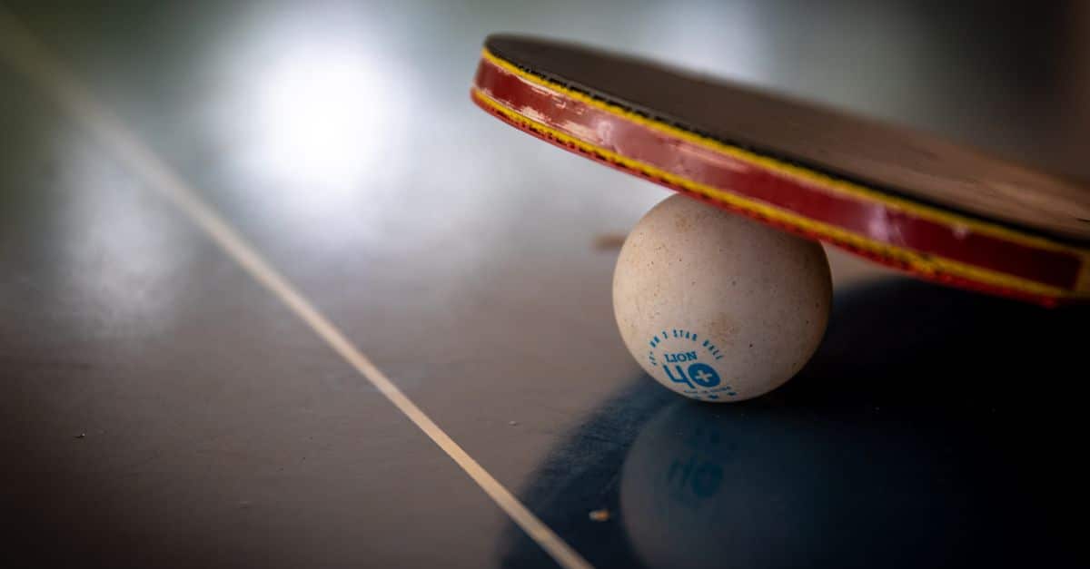 découvrez tout sur le tennis de table : règles, techniques, équipements et conseils pour améliorer votre jeu.