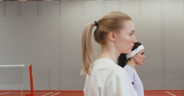 découvrez l'univers du tennis de table : techniques, équipement, règles et conseils pour améliorer votre jeu et profiter pleinement de ce sport dynamique.