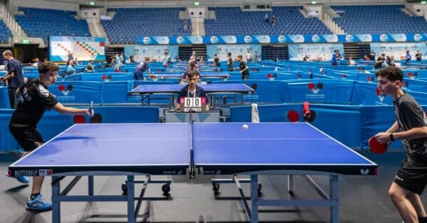 découvrez tout sur le tennis de table : règles, techniques, équipement et conseils pour améliorer votre jeu.