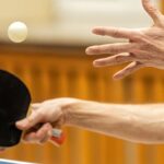 entraîneur de tennis de table professionnel offrant des cours personnalisés pour améliorer votre technique, votre stratégie et votre performance.