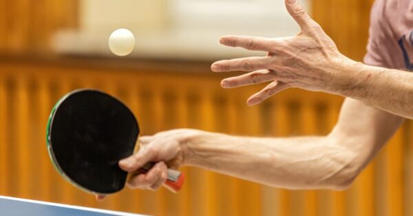 entraîneur de tennis de table professionnel offrant des cours personnalisés pour améliorer votre technique, votre stratégie et votre performance.