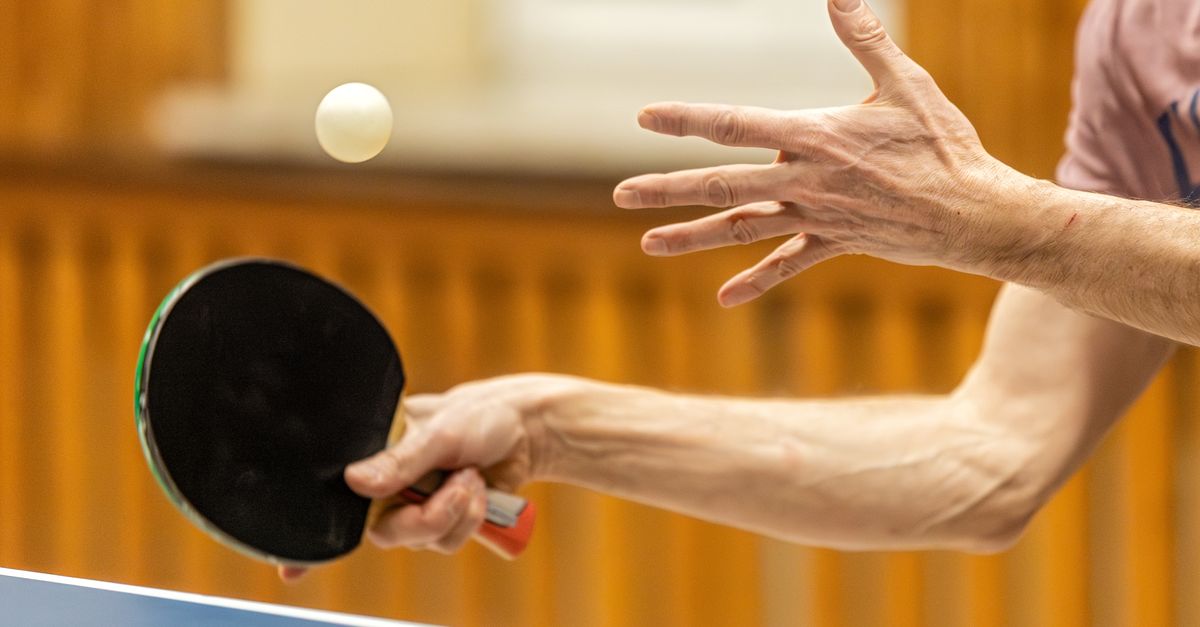 entraîneur de tennis de table professionnel offrant des cours personnalisés pour améliorer votre technique, votre stratégie et votre performance.