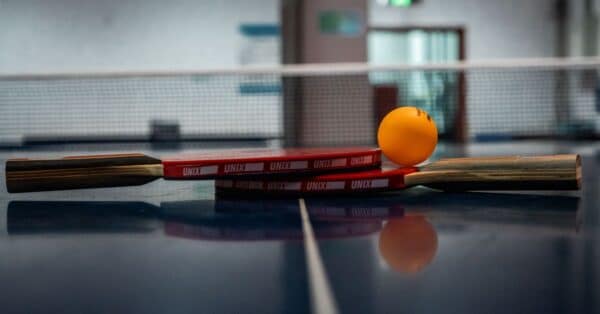 découvrez le tennis de table : règles, techniques, équipement et conseils pour progresser, du niveau débutant au joueur confirmé.